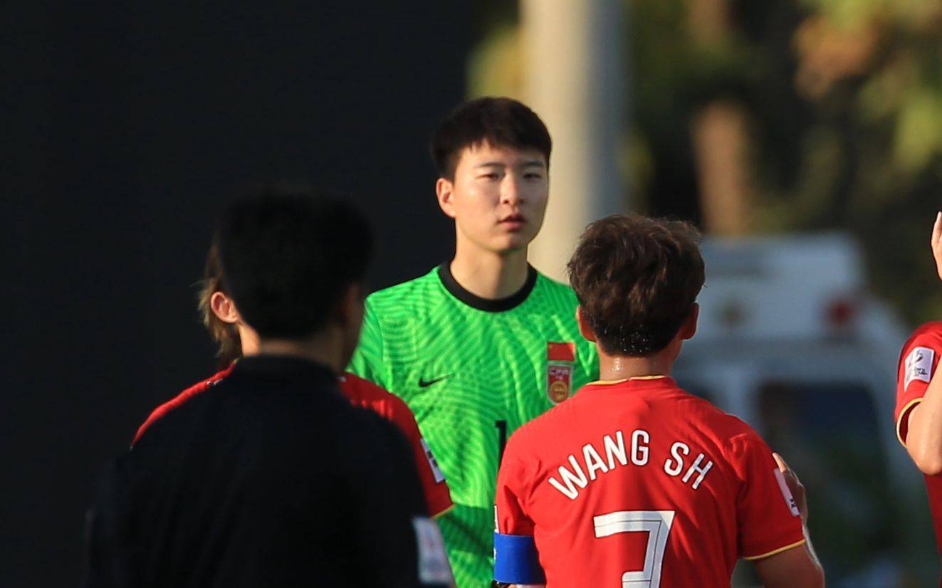 卧龙与凤雏？中国足球国家队两大主力门将谁应让位，球迷：外号都一样