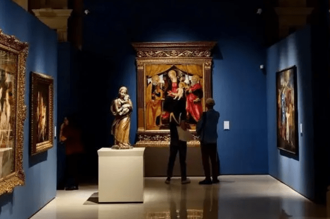 巴塞罗那博物馆推出“裸体看展”