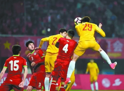 凌晨2点!中国足球再度陷入争议：扬科维奇遭质疑，球迷吐槽声一片-中国足球