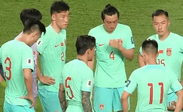 突发！媒体人点评国足引爆争议：中国足球成大笑话，球迷骂声一片-中国足球