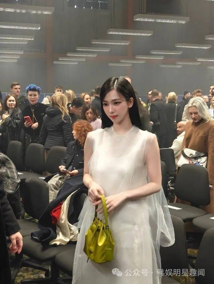 米兰时装周，两位女爱豆穿着同框裙子，韩国网友们激动表示......-米兰