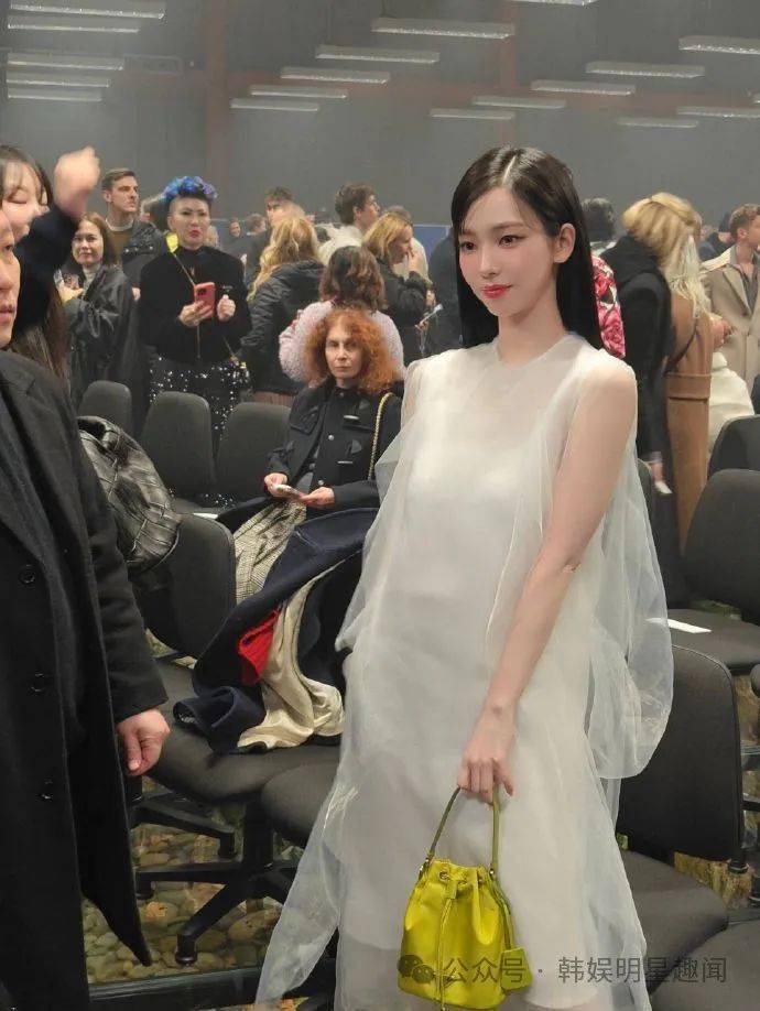 米兰时装周，两位女爱豆穿着同框裙子，韩国网友们激动表示......-米兰